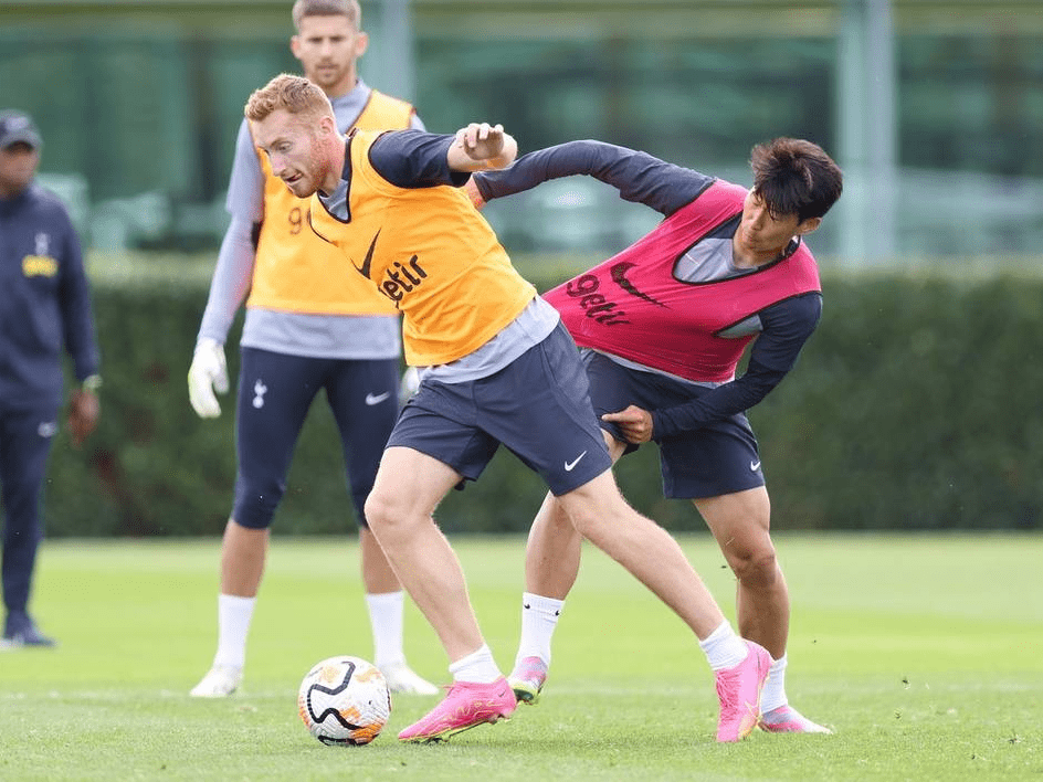 记者：弗里克不仅收获了胜利，还抓到了更衣室的“泄密者”（记者：弗里克赢球之余还揪出更衣室的“内鬼”）