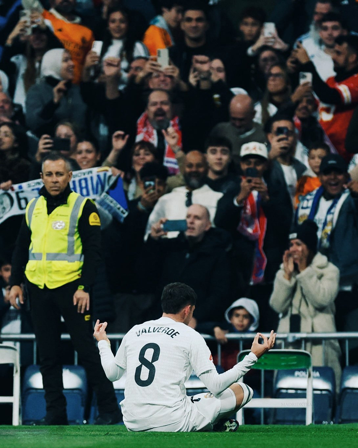 喜忧参半！广东新外援奎恩首秀狂砍27分8板4助攻 力劈篮筐但三分球失准（一喜一忧！广东新援奎恩处子战27分8板4助，攻筐强硬但三分失灵）