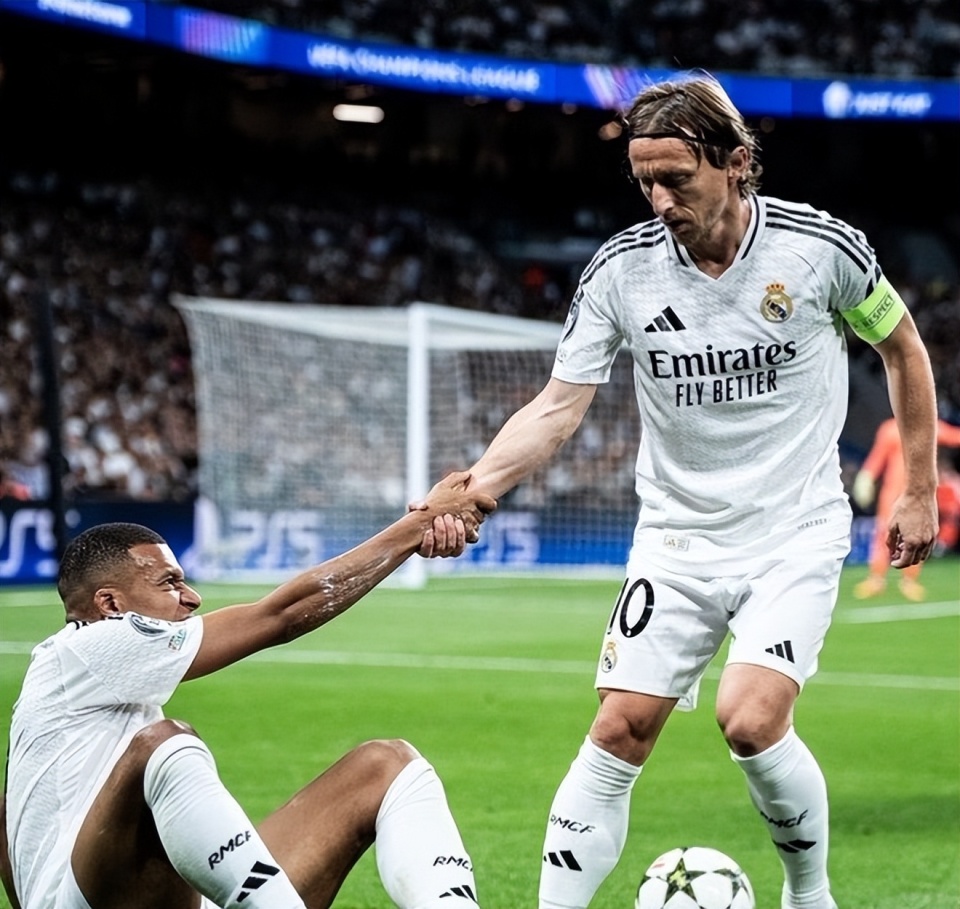 本赛季，大连可为成功冲乙，可为俱乐部发布了官方纪录片《因你可为 伴我前行》，致敬大连可为第十二人。（本赛季冲乙告捷，大连可为推出纪录片《因你可为 伴我前行》致敬第十二人）