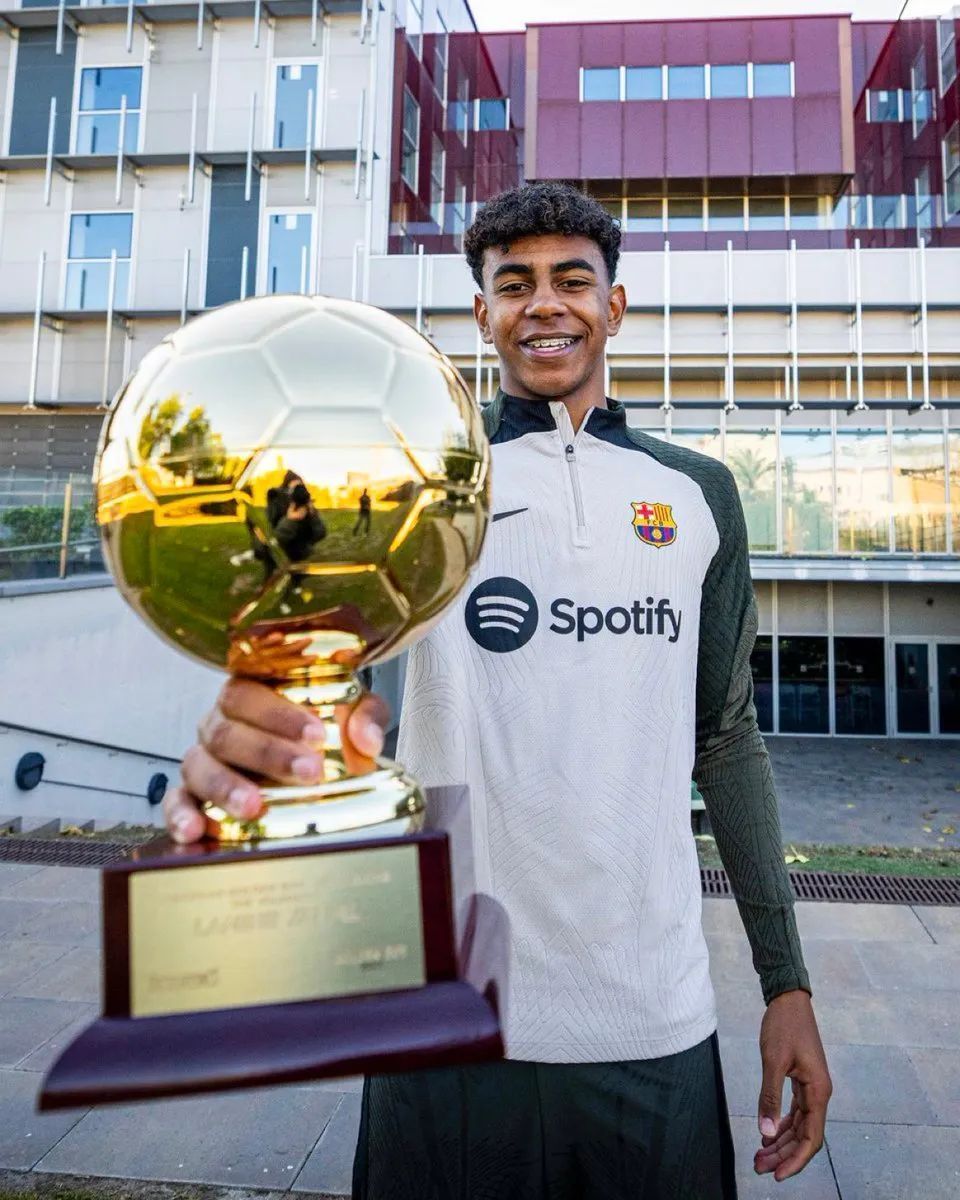 巴萨官方：受大雾影响，球队客战贝蒂斯的航班延误一小时