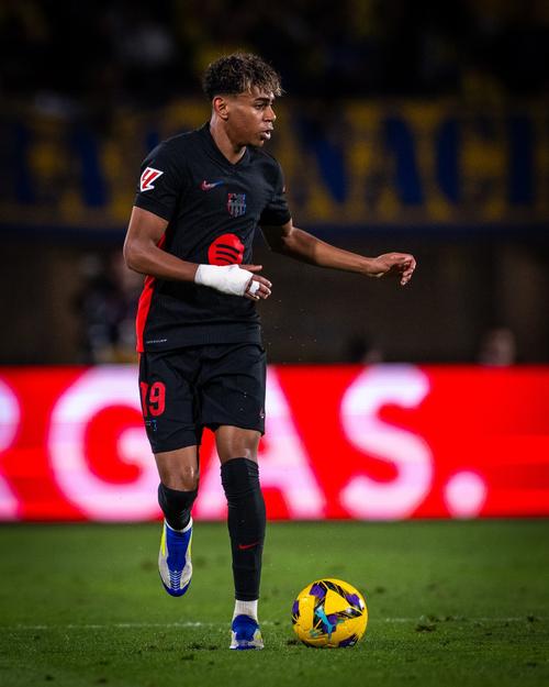 判决书：原北京人和球员陈某因多次受贿，判处有期徒刑一年半