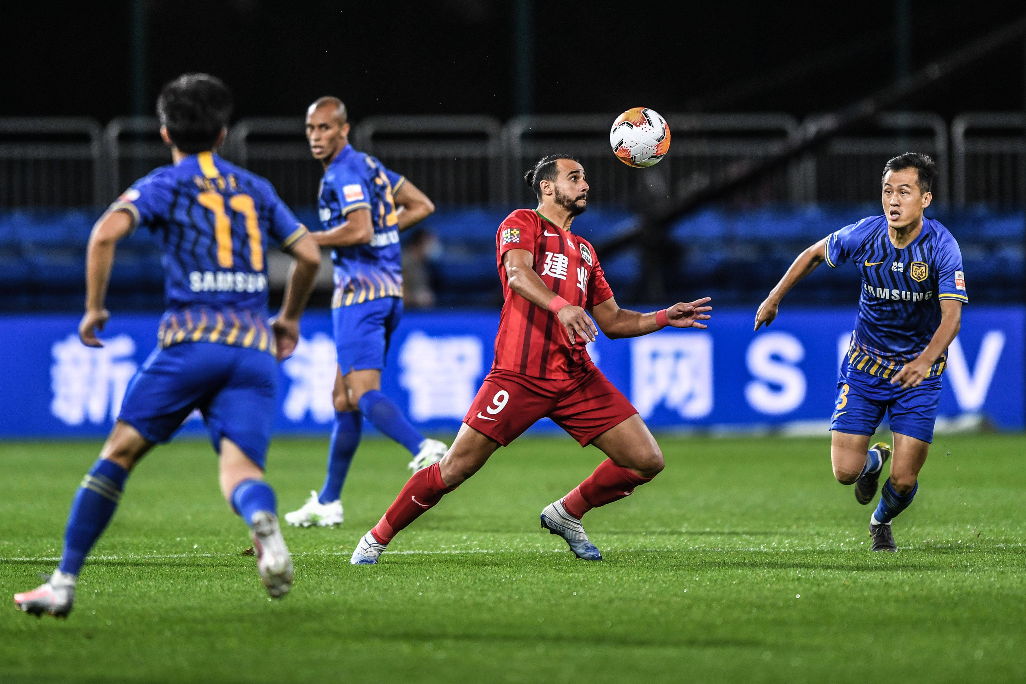 川超自贡队提前出线，奥运冠军高敏献花，全队坐摩托车巡游（自贡队在川超提前出线，奥运冠军高敏献花，全队骑摩托巡游）