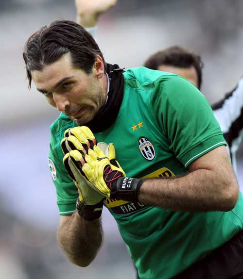 足球中超球队超级外援状态火爆，8场10球（中超超级外援火力全开：8战斩获10球）