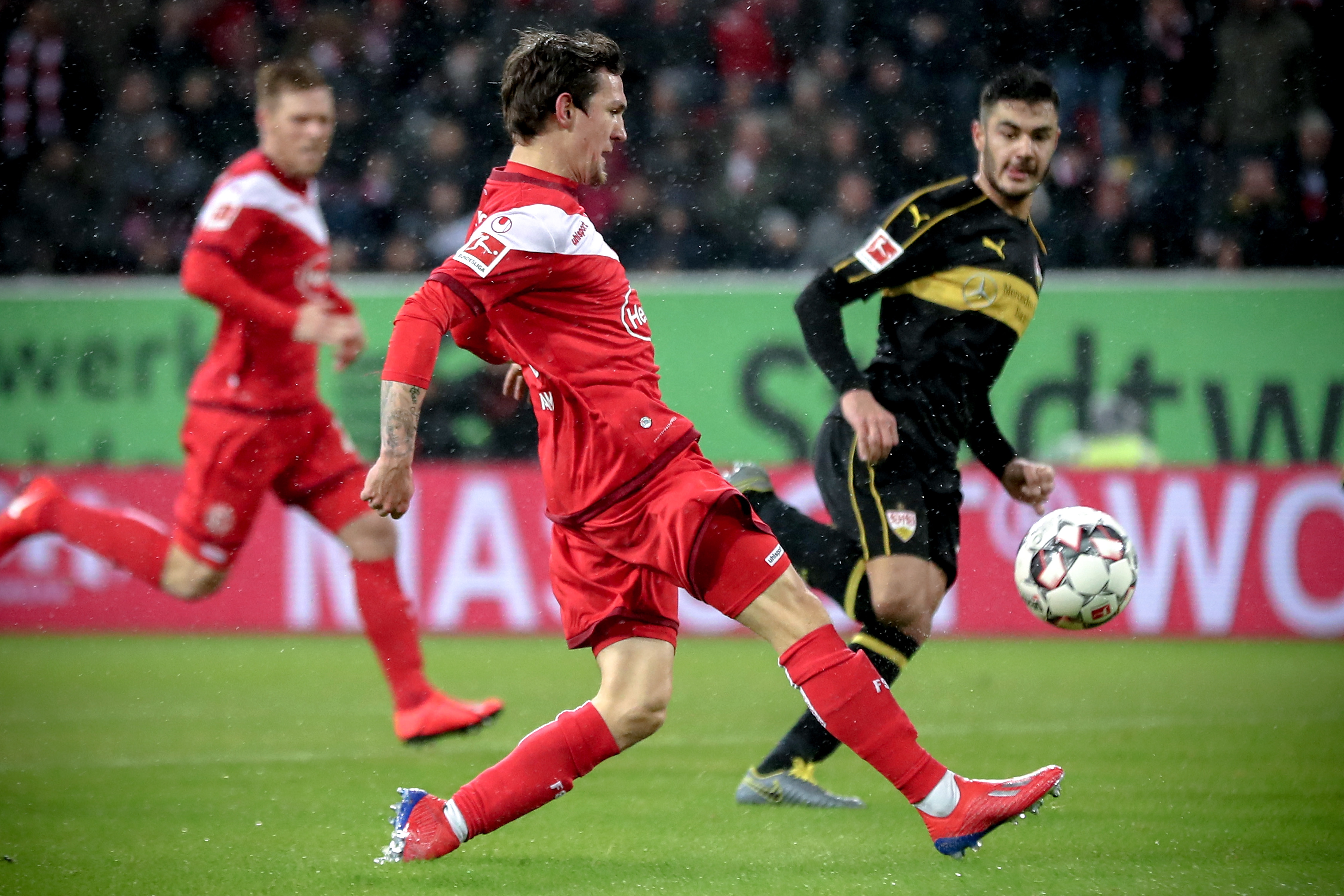 足球曼联门将世界级神扑登上热搜（曼联门神上演世界级扑救，迅速冲上热搜）