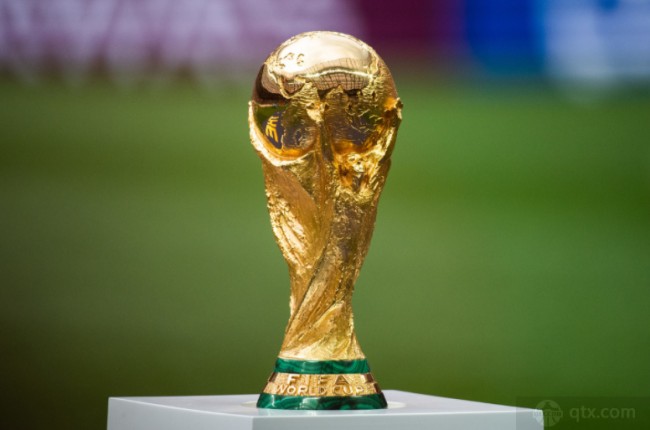 足球装备的科技革新解析（足球装备科技革新深度解读）