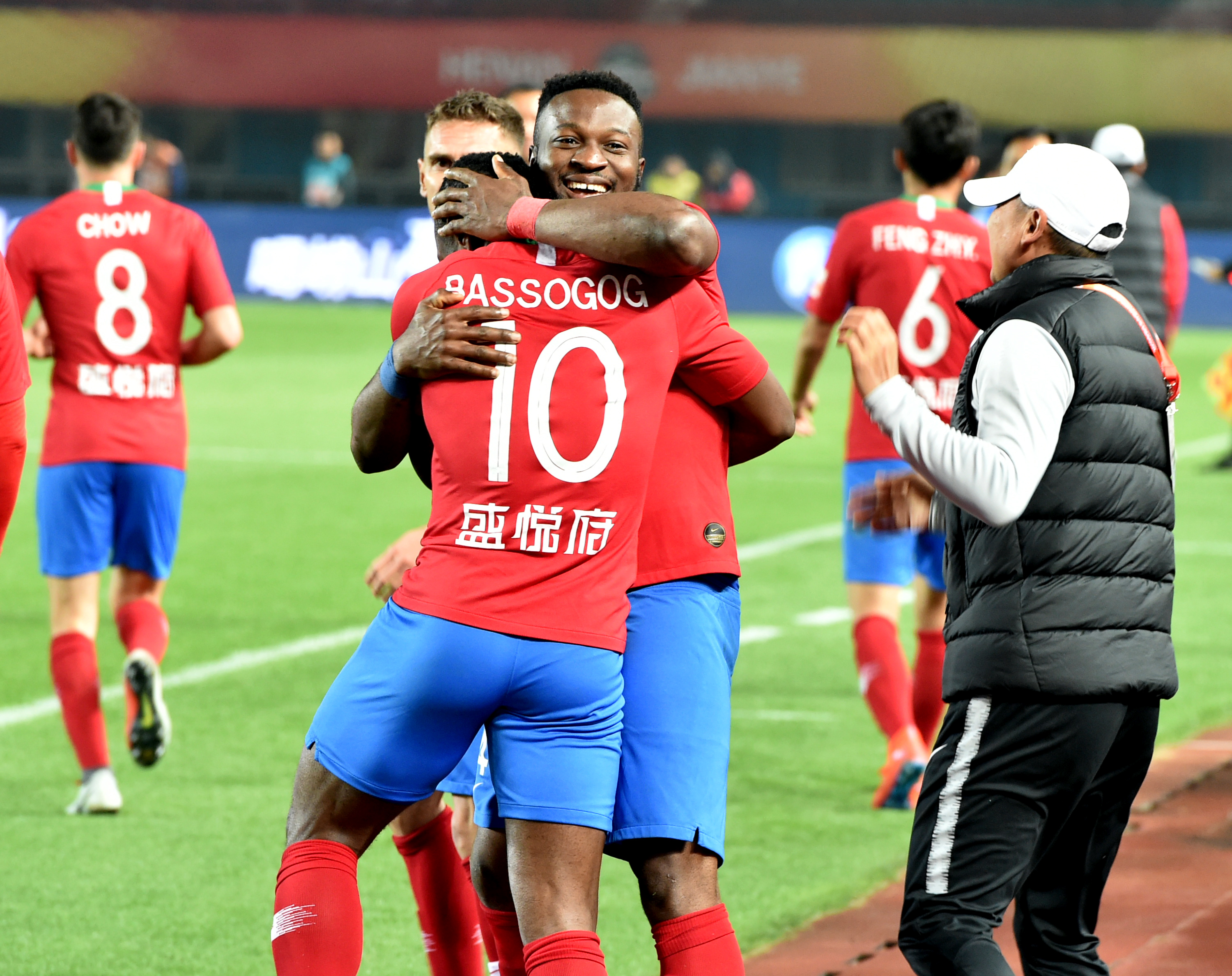 巴萨发布本赛季第四球衣：致敬20年前在伯纳乌3-0击败皇马（巴萨官宣本赛季第四套球衣，向20年前伯纳乌3比0击败皇马致敬）